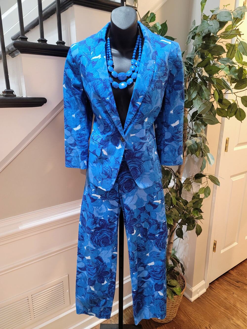 Ann Taylor Pant Suit Women's Size 10/8 Blue Floral Single Button Blazer Pockets
